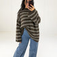 Brauner Streifenpullover locker vorne in die Jeans gesteckt, ganze Figur