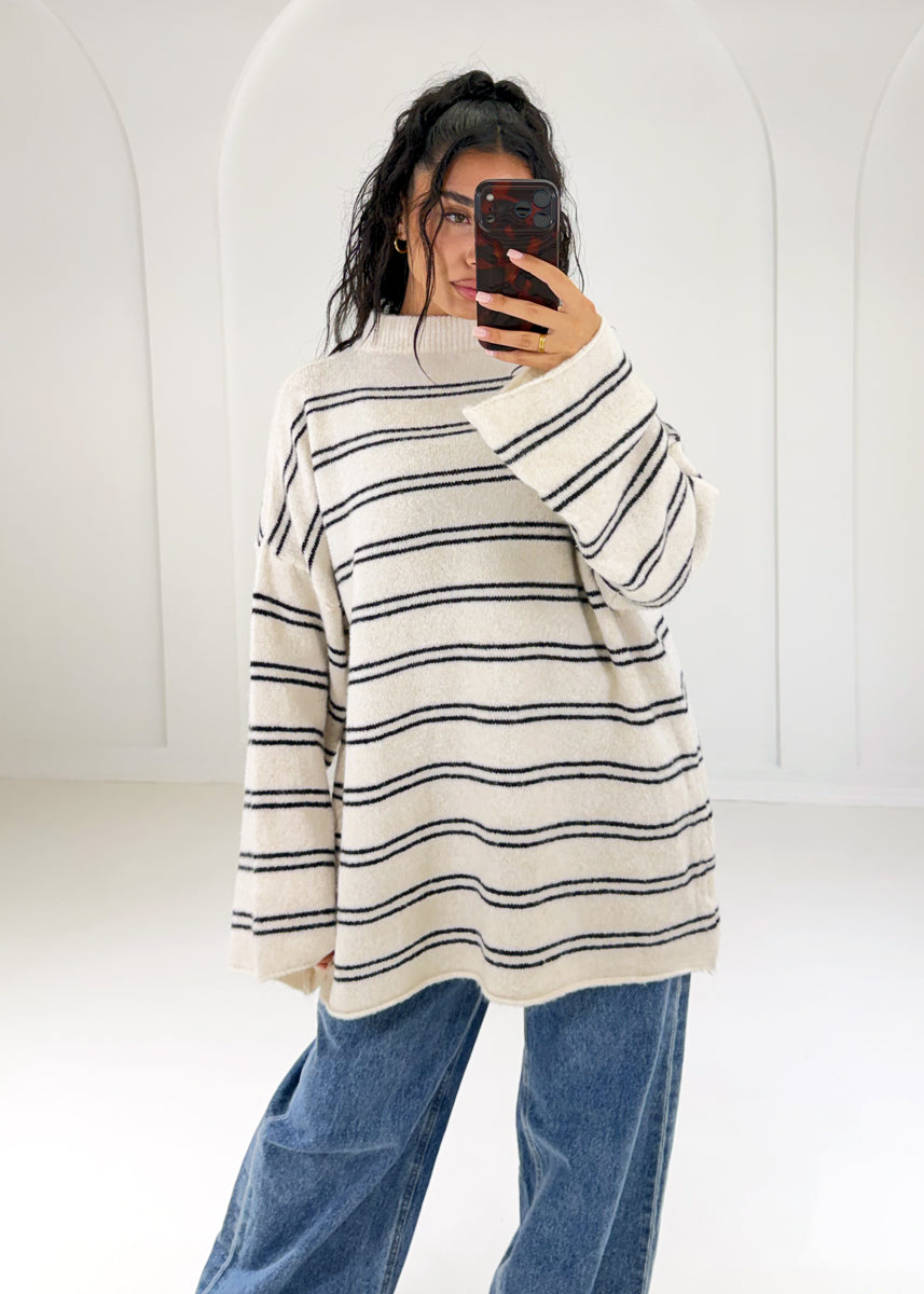 Oversize-Pullover in Creme mit kleinem Stehkragen und weiten Ärmeln
