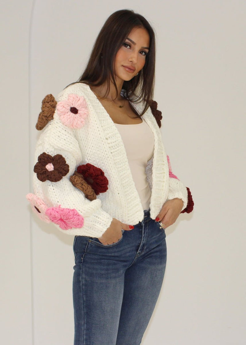 Strickjacke mit Häkelblumen - NAHA