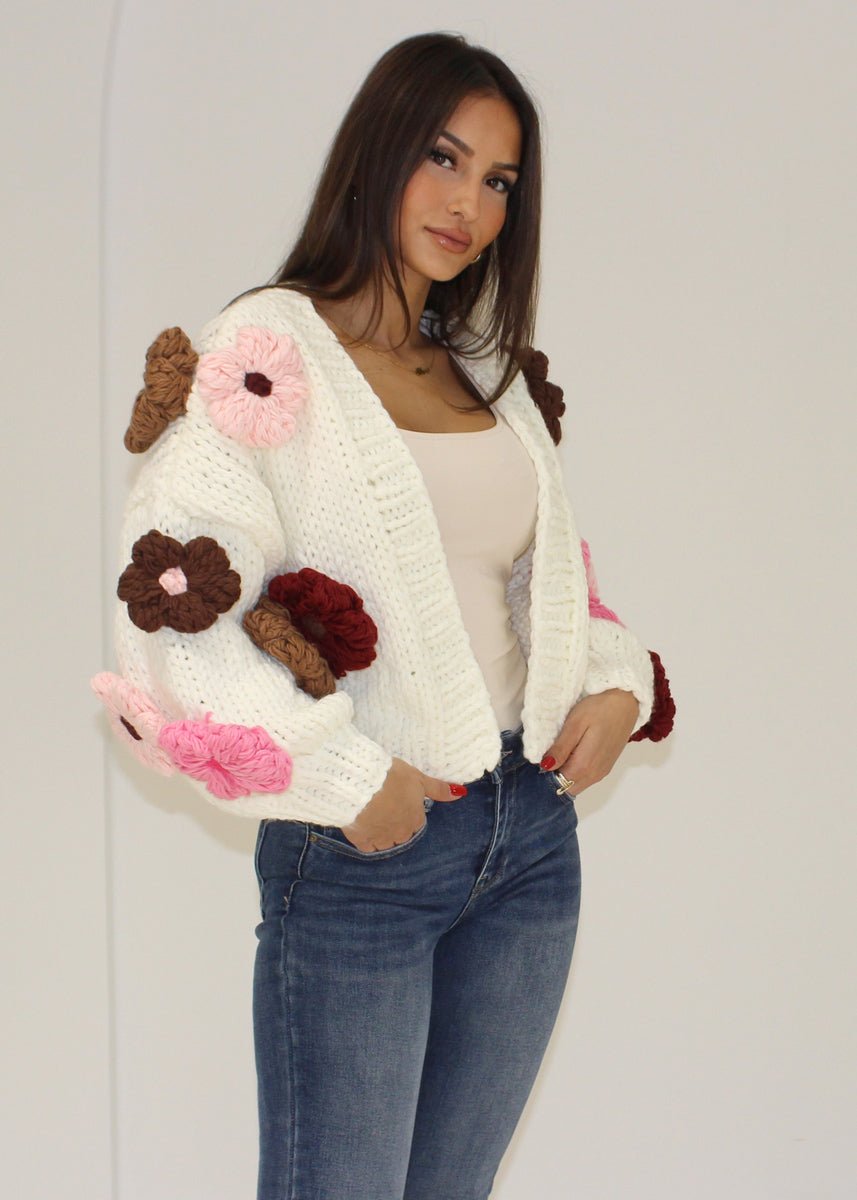 Strickjacke mit Häkelblumen - NAHA