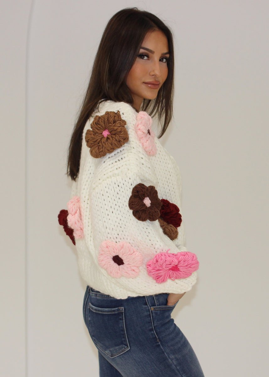 Strickjacke mit Häkelblumen - NAHA