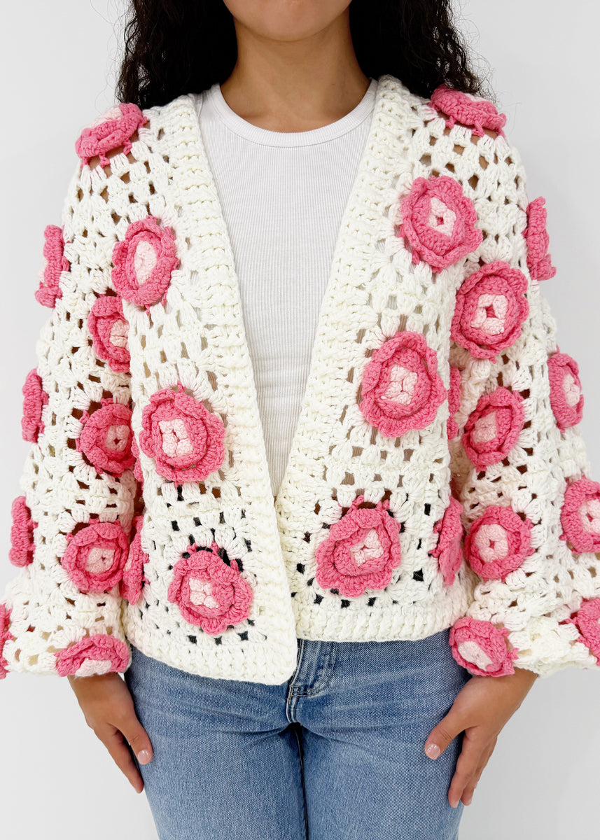 Strickjacke mit Häkelblumen