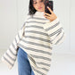 Seitliche Ansicht: Ringelpullover in Creme mit weiten Ärmeln und schwarzen Streifen