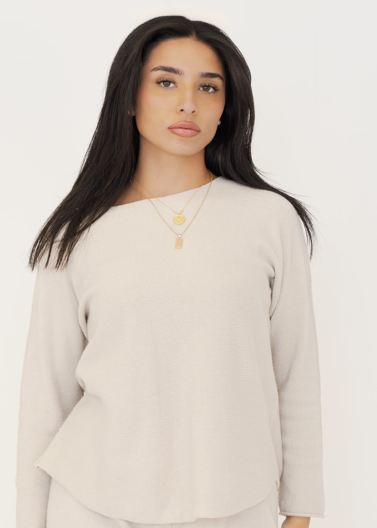 Beiger Feinstrick-Pullover mit U-Boot-Ausschnitt und Goldketten, Ansicht von vorne