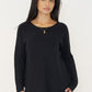 Schwarzer Feinstrick-Pullover mit U-Boot-Ausschnitt und abgerundetem Saum, Ansicht von vorne