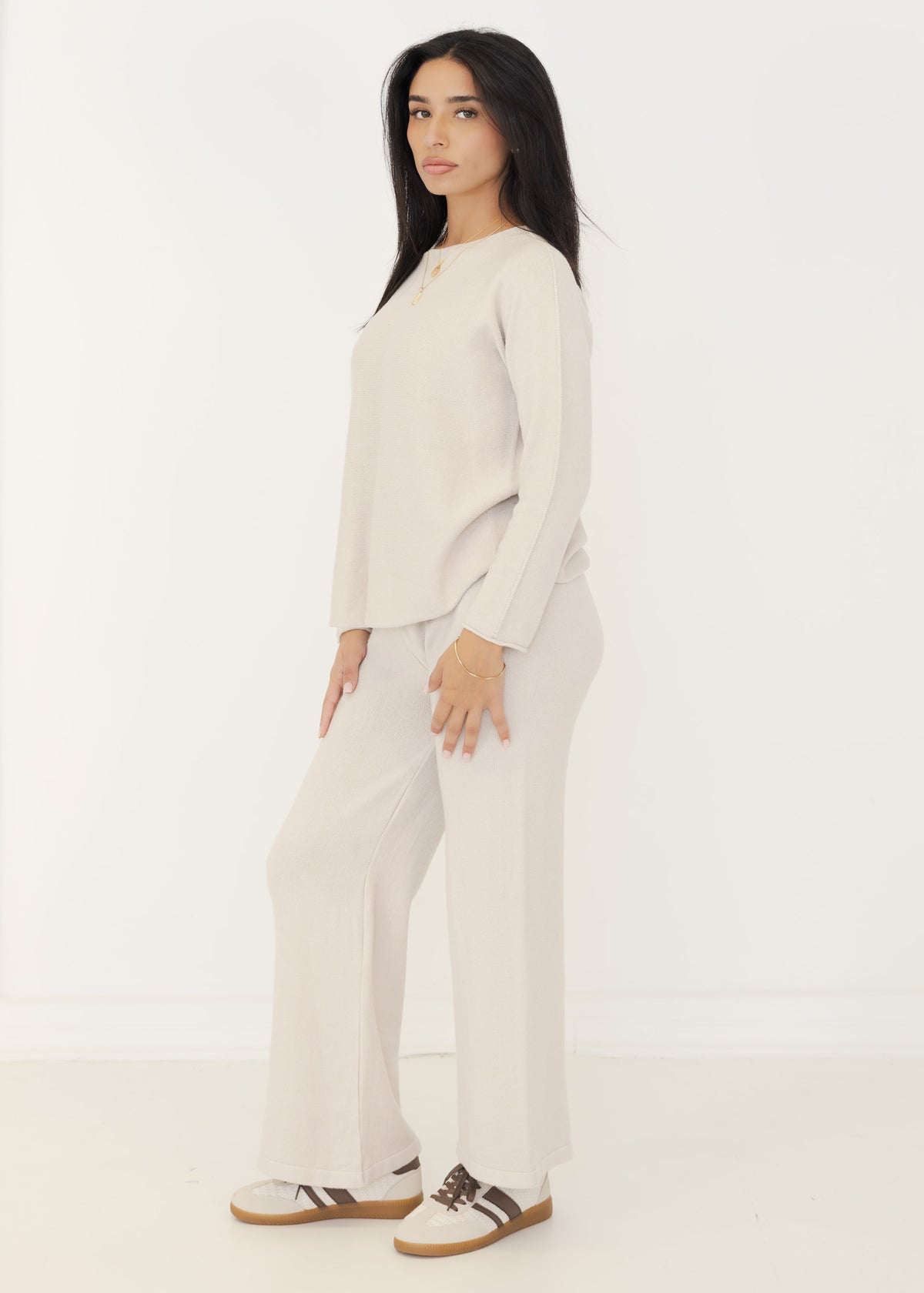 Seitenansicht des beigen Strick-Sets mit lockerem Pullover und Wide-Leg-Hose