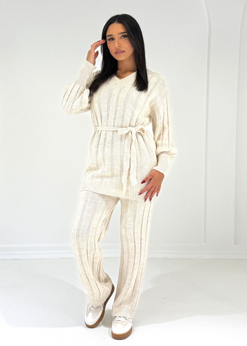 Strickset mit Bindegürtel & V-Ausschnitt
