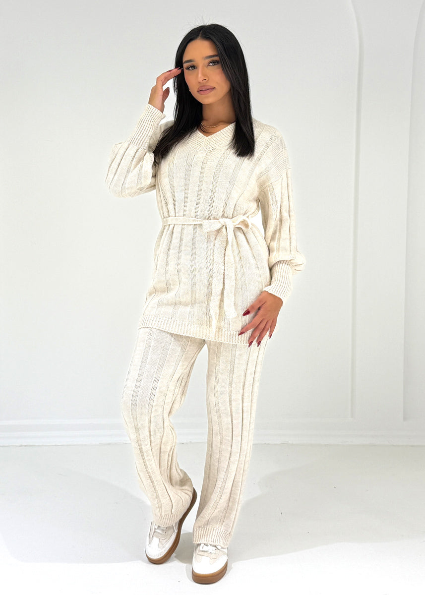 Strickset mit Bindegürtel & V-Ausschnitt