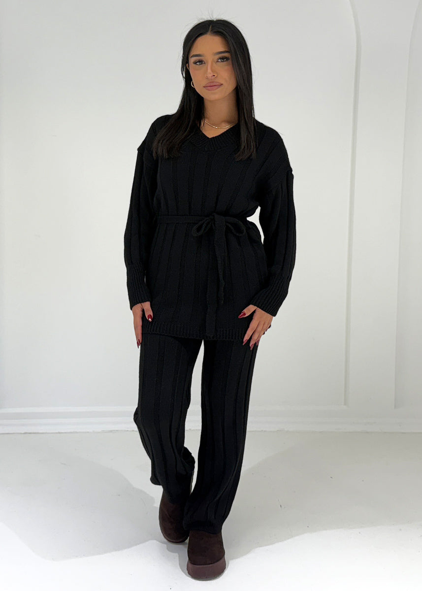 Strickset mit Bindegürtel & V-Ausschnitt