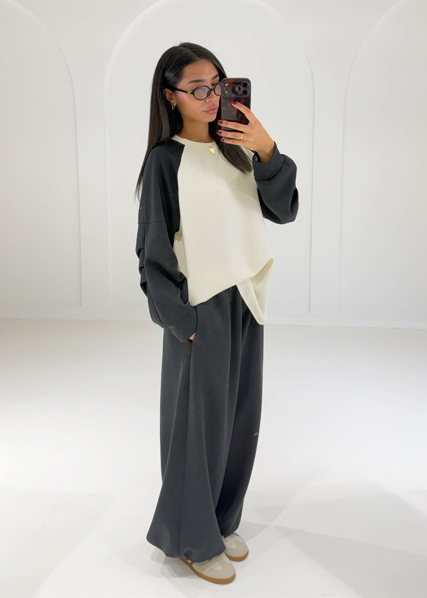 Seitliche Ansicht: Raglan-Sweatshirt mit Kontrastärmeln zu weiter Hose