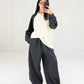 Oversize-Sweat-Set in Creme und Schwarz mit Hand in der Hosentasche