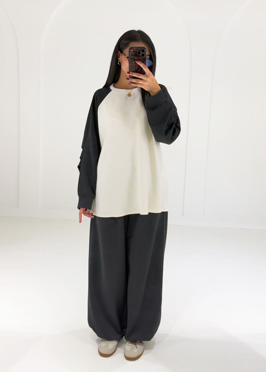 Sweat-Set mit cremefarbenem Raglan-Sweatshirt und schwarzer Ballonhose, Vorderansicht