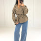 Oversize-Trenchjacke in Taupe mit Gürtel, ganze Figur