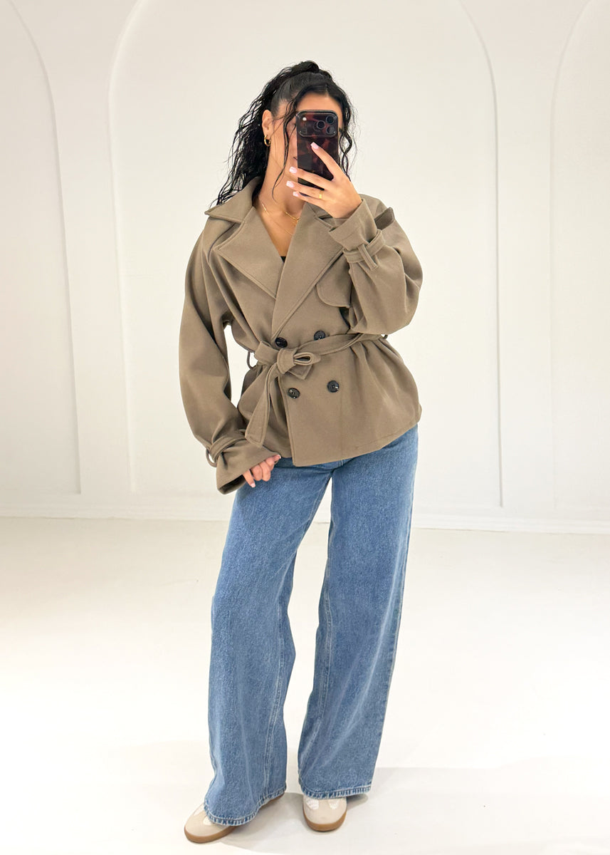 Oversize-Trenchjacke in Taupe mit Gürtel, ganze Figur