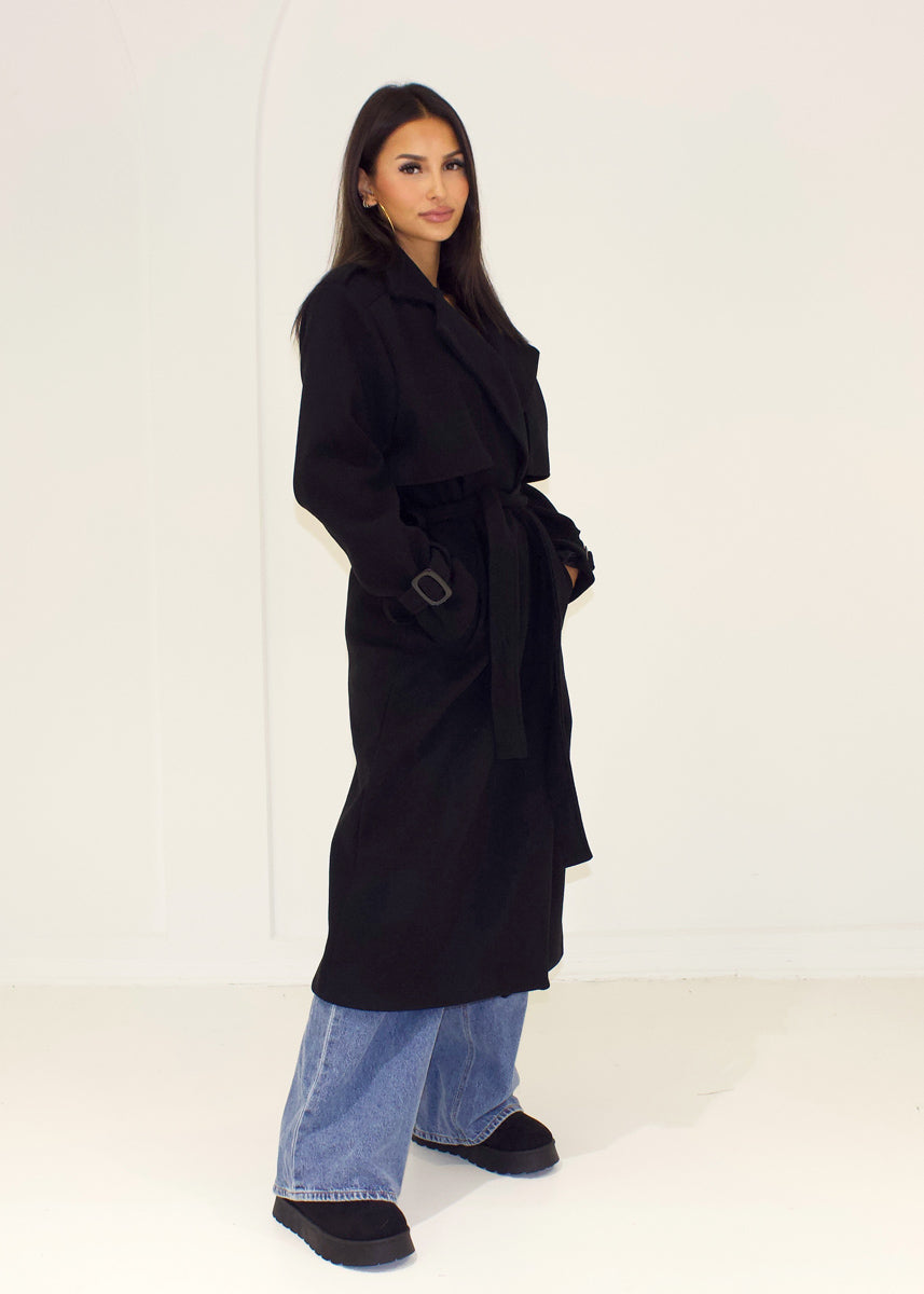 Langer Trenchcoat mit Bindegürtel