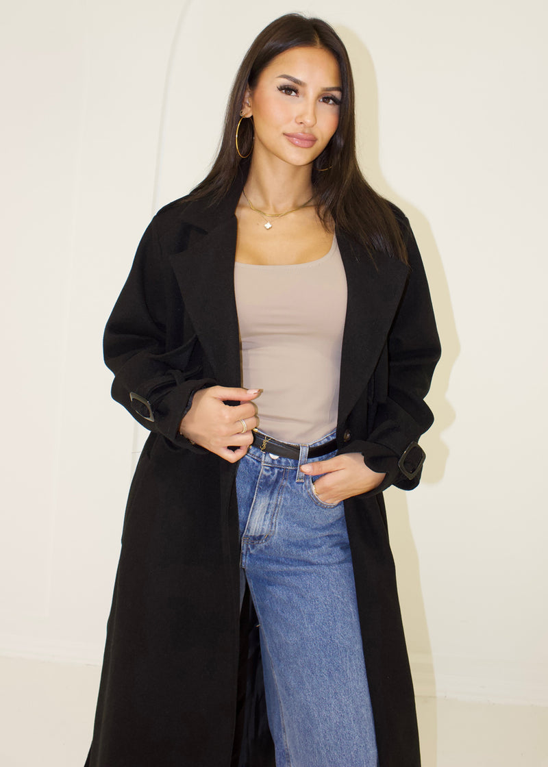 Langer Trenchcoat mit Bindegürtel