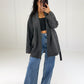 Oversize-Wickeljacke in Anthrazit offen zu Jeans, ganze Figur