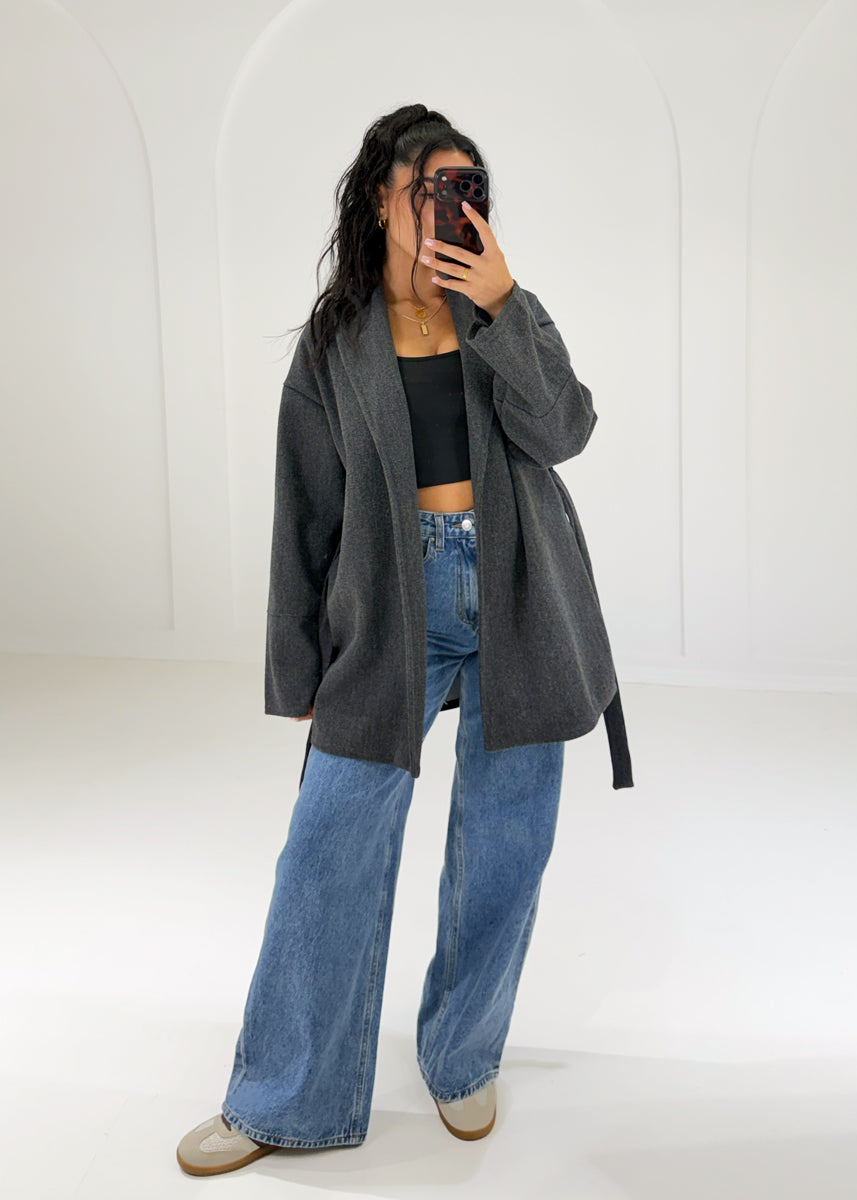 Oversize-Wickeljacke in Anthrazit offen zu Jeans, ganze Figur