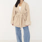 Damen Wickeljacke in Beige mit Bindegürtel und Kunstfell-Manschetten, getragen zu heller Wide-Leg-Jeans