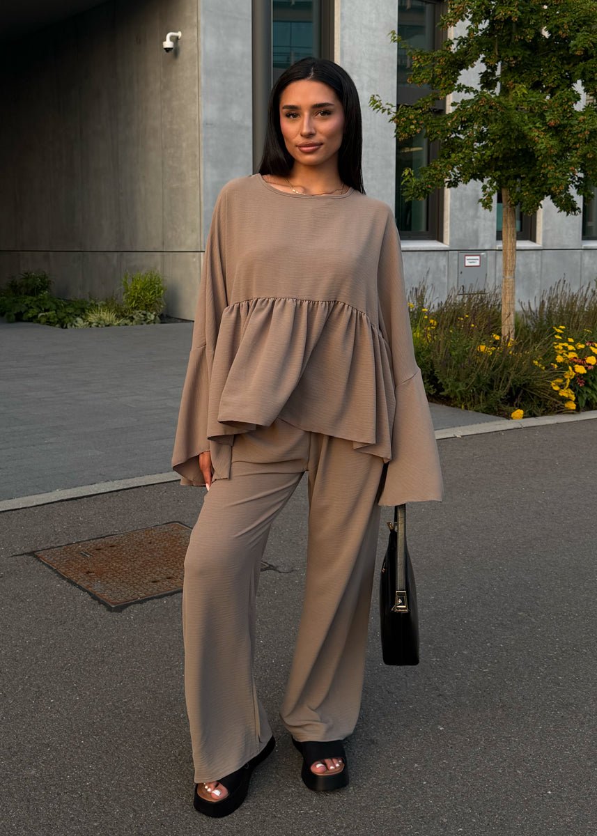 Zweiteiler mit Rüschen in Taupe - NAHA
