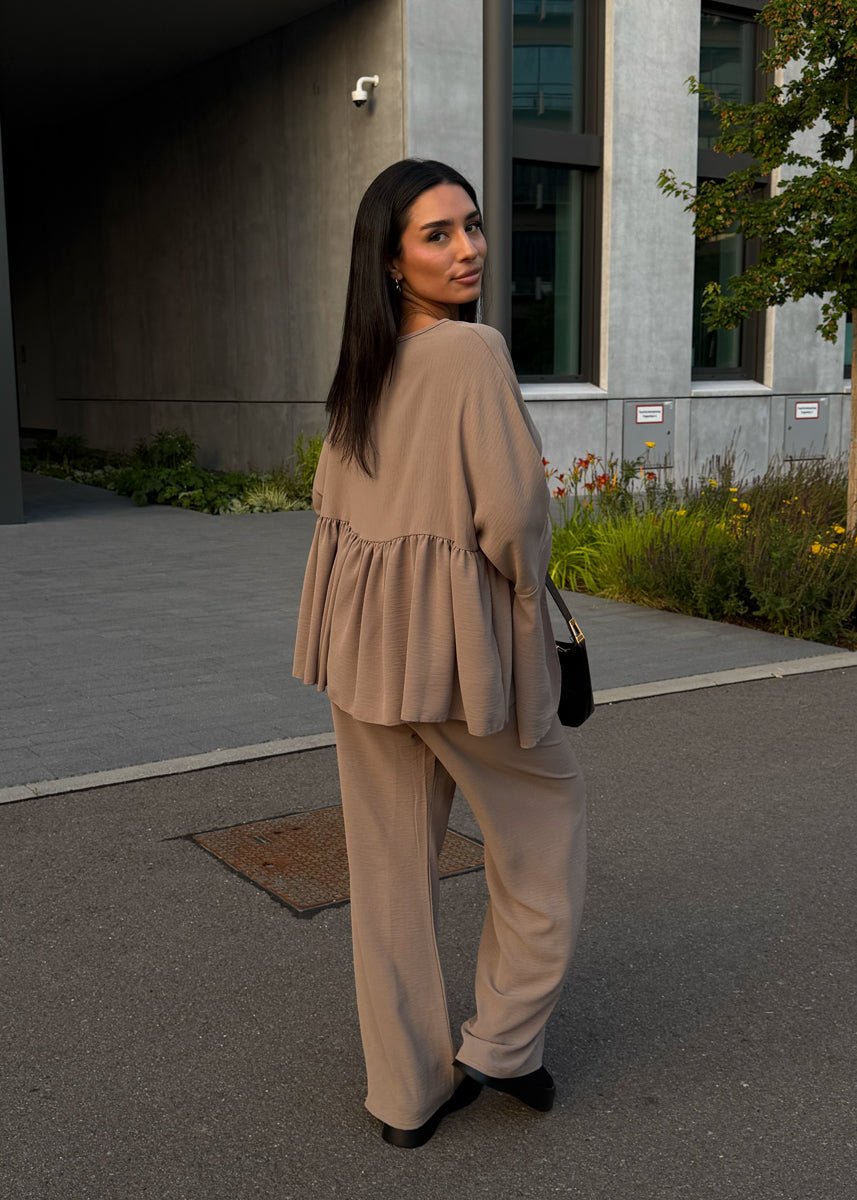 Zweiteiler mit Rüschen in Taupe - NAHA