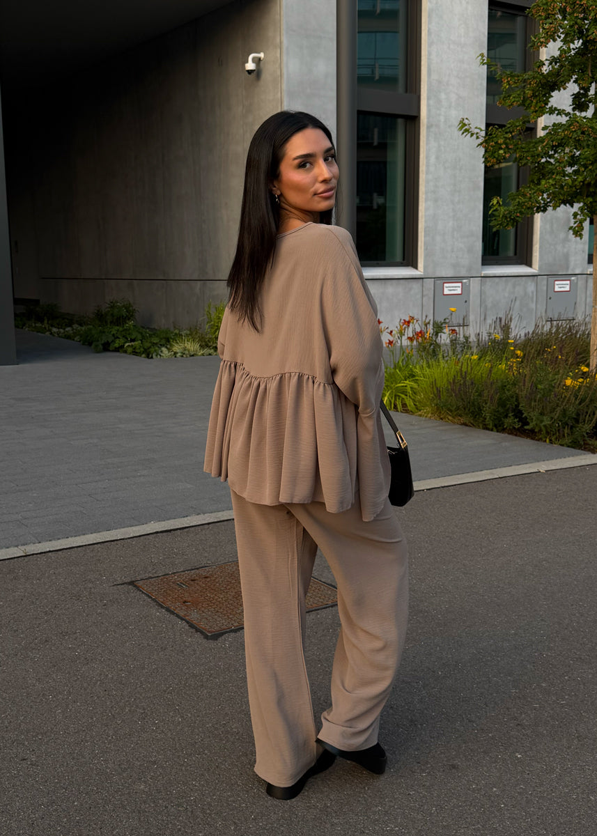 Zweiteiler mit Rüschen in Taupe