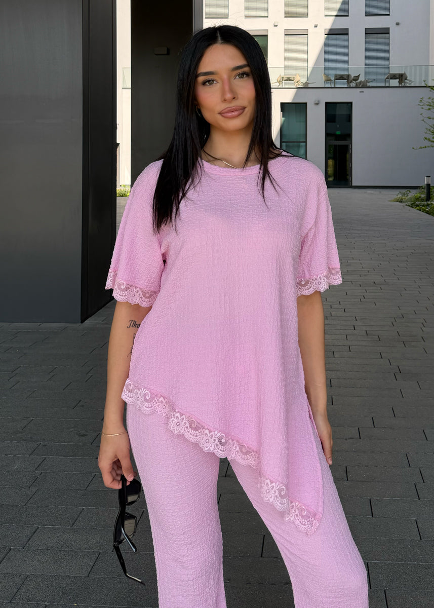 Zweiteiler mit Spitzendetails