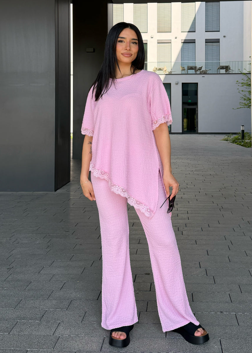 Zweiteiler mit Spitzendetails