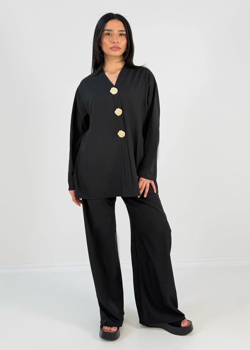 Zweiteiler mit Zierknöpfen