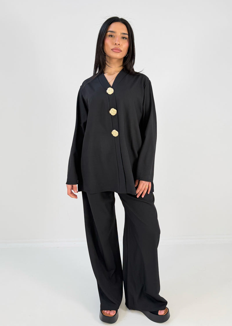 Zweiteiler mit Zierknöpfen