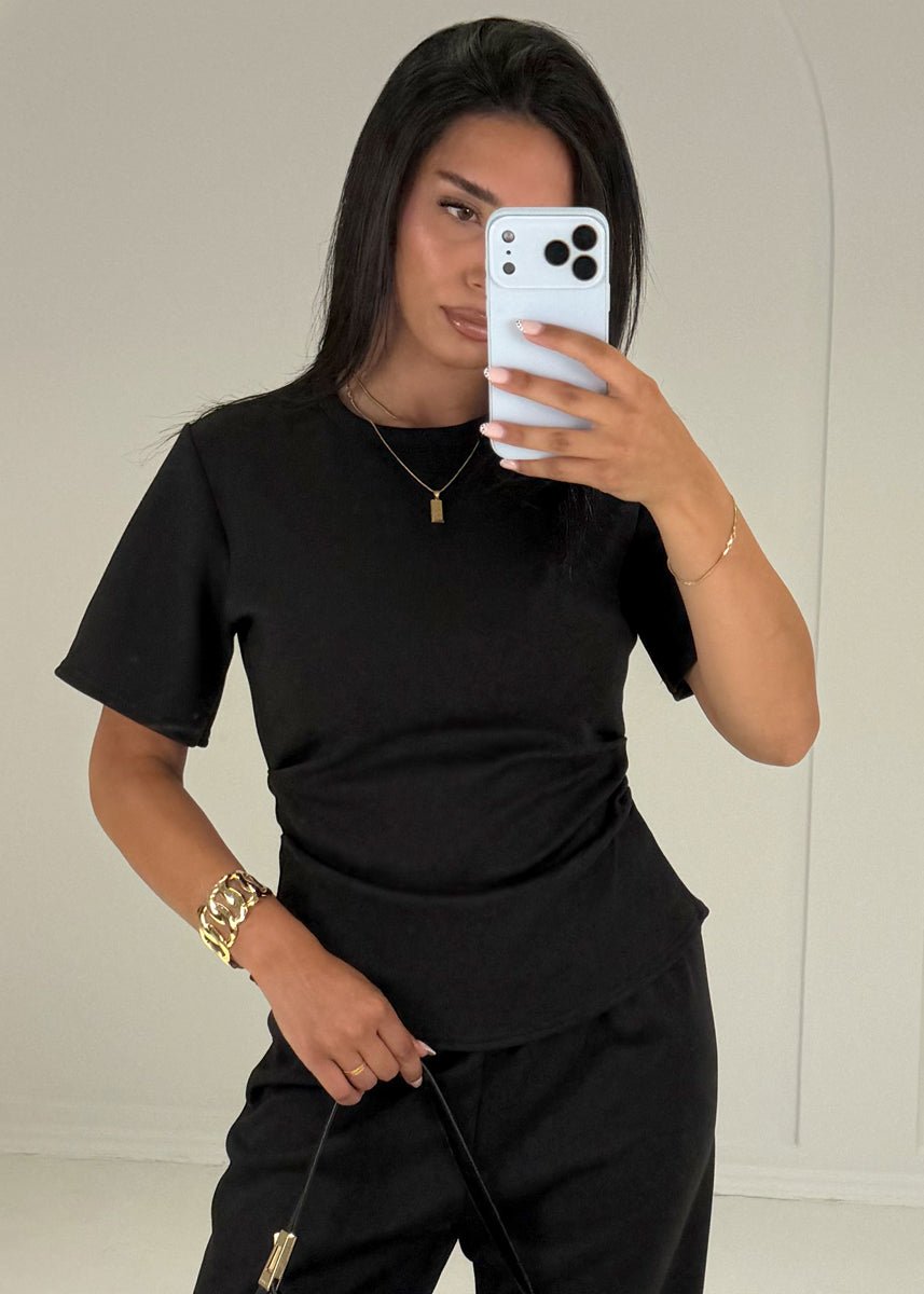 Zweiteiler Set mit gerafftem T-Shirt & weiter Hose – Schwarz - NAHA