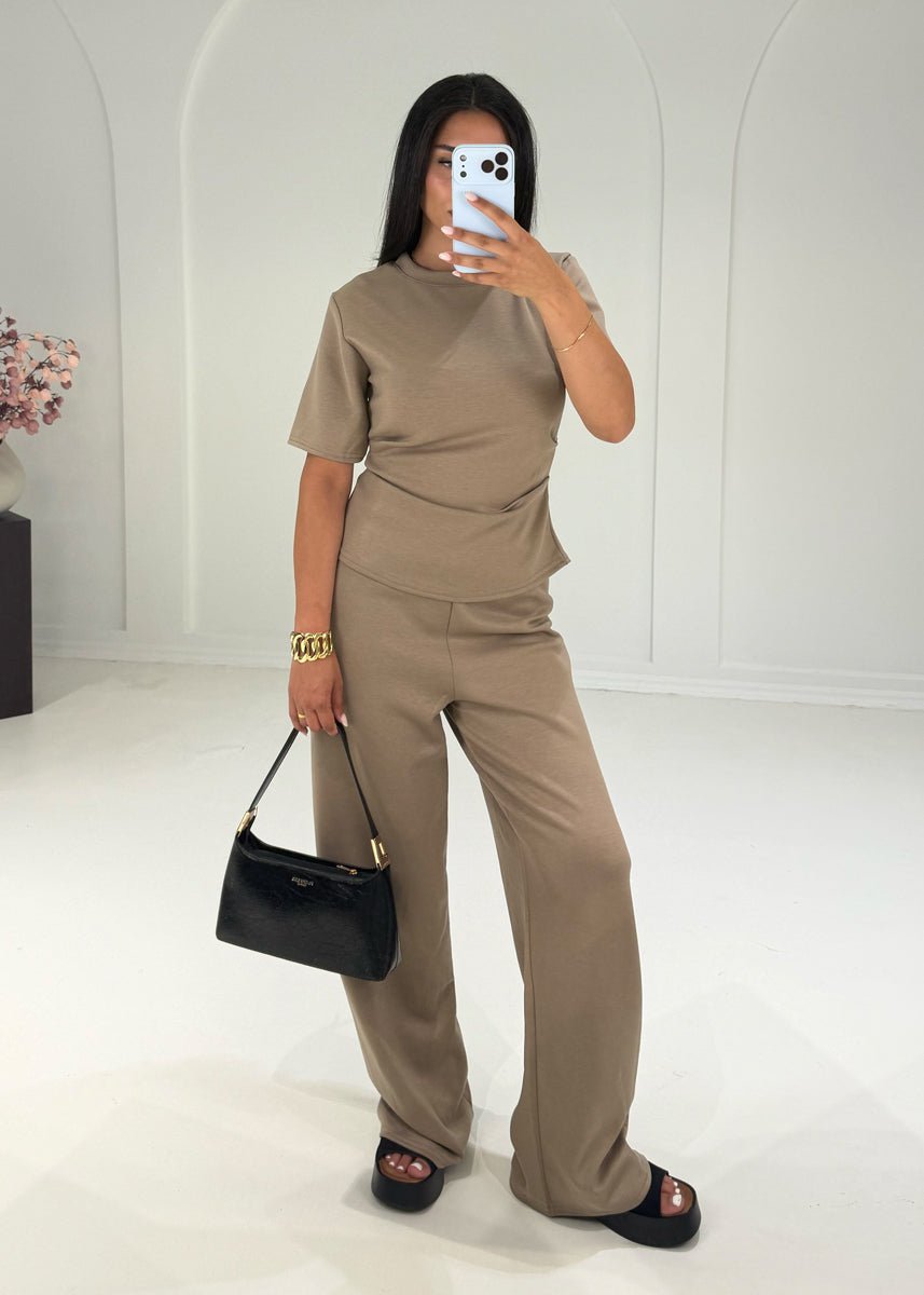 Zweiteiler Set mit gerafftem T-Shirt & weiter Hose – Taupe - NAHA