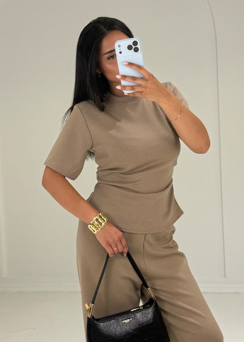 Zweiteiler Set mit gerafftem T-Shirt & weiter Hose – Taupe - NAHA
