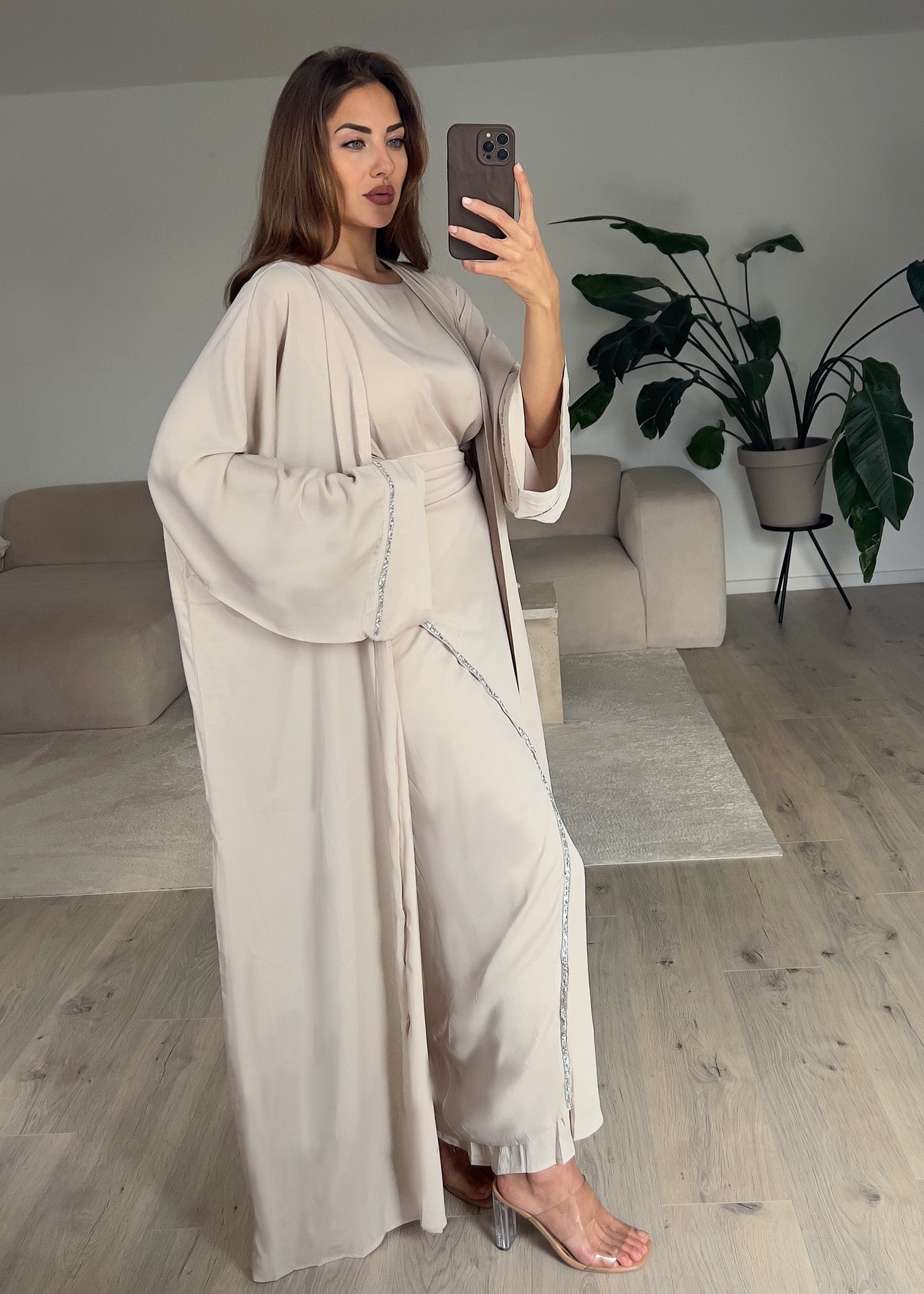 Modell trägt ein zweiteiliges Kaftankleid in Hellem Beige mit Wickelrock und fließendem Oberteil – elegantes Outfit für besondere Anlässe

